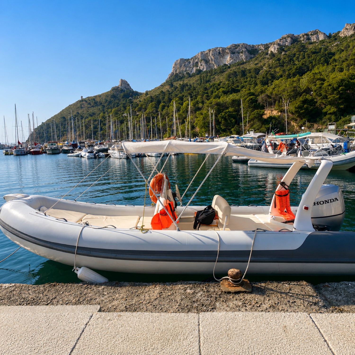 Gommone pronto alla partenza a Marina Piccola