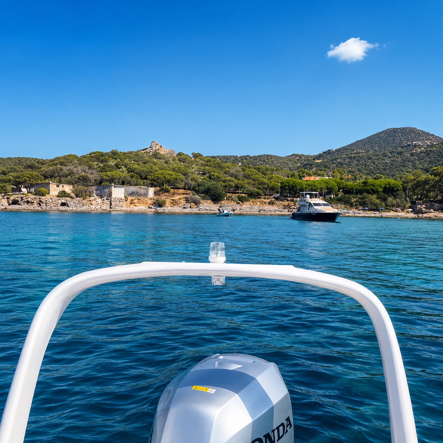 Prua del gommone verso il mare
